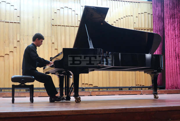 Музика за борбата между светлината и мрака е актуална за днешния ден на човечеството, заяви за БТА пианистът Иван Дончев