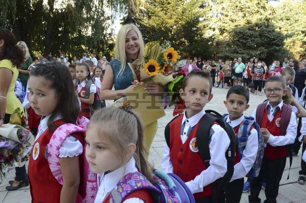 Кметът на Добрич пожела на първокласниците да научат буквите и да се срещнат с герои - пример за доброта
