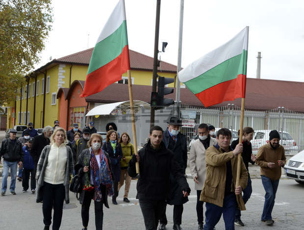 На Архангелова задушница шествие поведе с националното знаме в Добрич към Военното гробище-музей