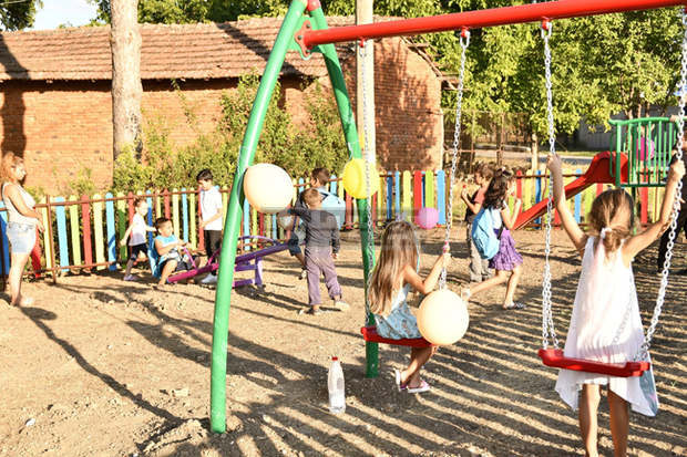 Нова детска площадка радва малчуганите в кубратското село Севар