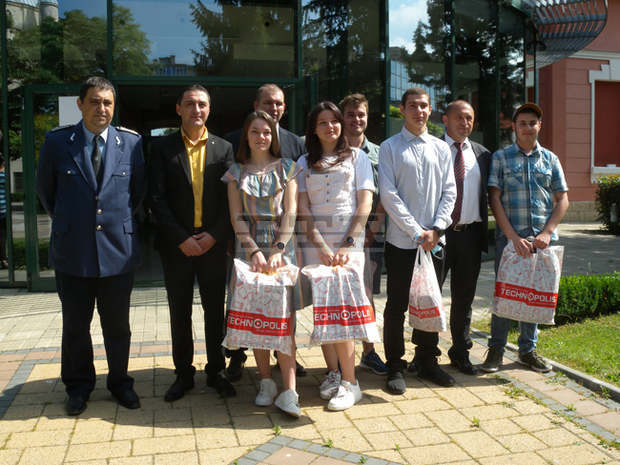 В Разград наградиха победителите в конкурса за плакат на тема "Живот без дрога"