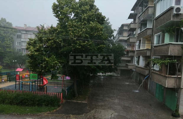 Пороен дъжд валя в Търговищко