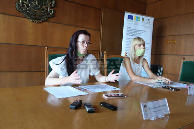 В Плевен дезинфекцират контейнерите за разделно събиране на отпадъци В Плевен дезинфекцират контейнерите за разделно събиране на отпадъци