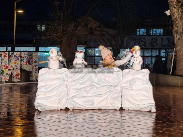 Празничните светлини на коледната елха озариха центъра на Добрич