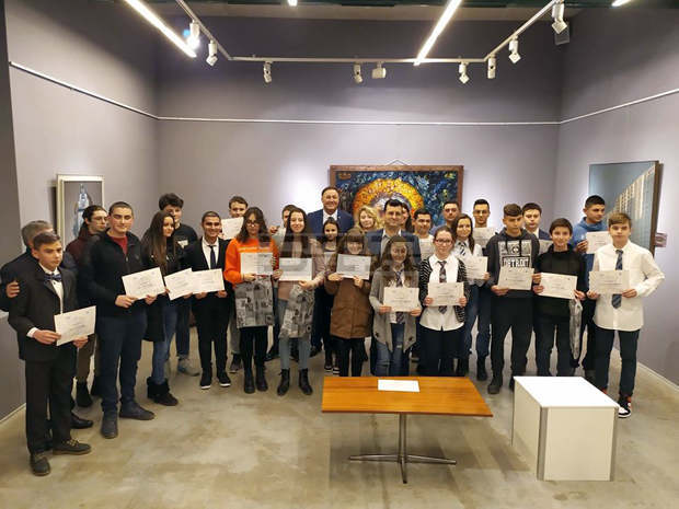 Евродепутатът Асим Адемов награди с посещение в Брюксел ученичка от Разград