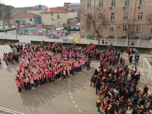 Ученици от Търговище "изрисуваха" с телата си сърце срещу тормоза в училище Ученици от Търговище "изрисуваха" с телата си сърце срещу тормоза в училище