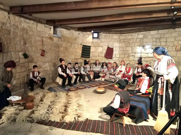 Деца от Разград "учат" в класна стая на килийно училище Деца от Разград "учат" в класна стая на килийно училище