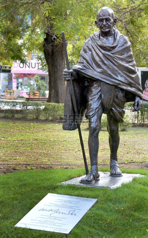 Паметник на Махатма Ганди във Варна бе открит от кмета и от посланика на Индия