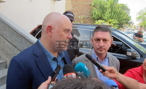 При операция на Специализираната прокуратура и Главна дирекция "Национална полиция" днес е задържана престъпна група от осем "ало-измамници" от Левски и София При операция на Специализираната прокуратура и Главна дирекция "Национална полиция" днес е задържана престъпна група от осем "ало-измамници" от Левски и София