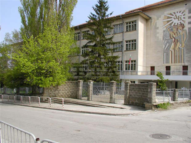 С кампания, инициирана от Ученическия съвет на гимназията в Омуртаг, събират архив на най-старото училище в града