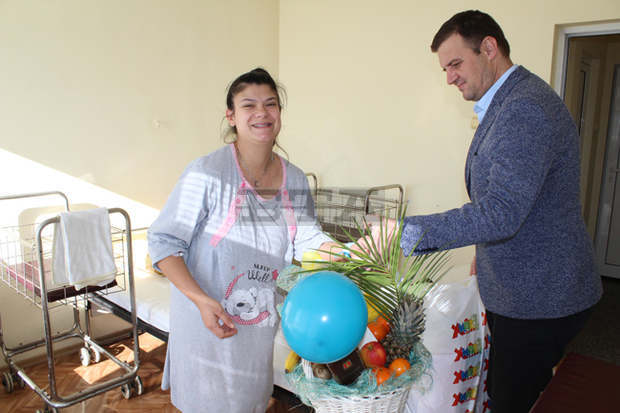 Кметът на Хасково дари първото бебе за 2020 година