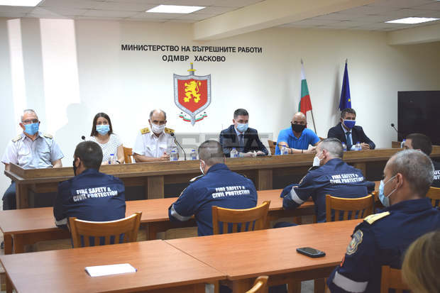 Министър Христо Терзийски награди 60 пожарникари за борбата с огъня в област Хасково