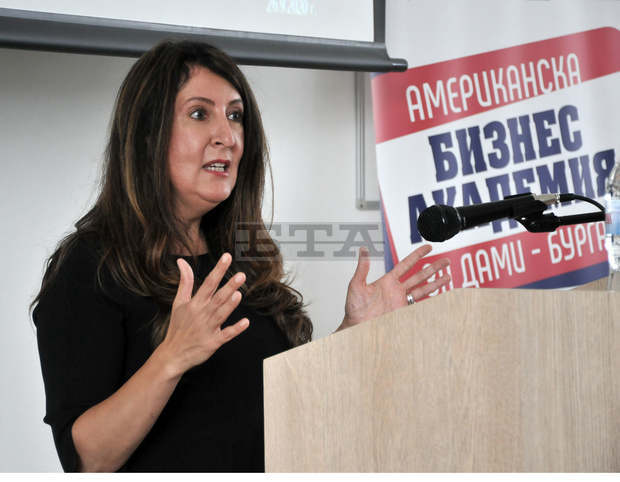 Американският посланик Херо Мустафа откри в Бургас пилотна за страната Американска бизнес академия за дами