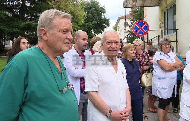 Медици от Ямбол излязоха на протест с искане за повишение на заплатите Медици от Ямбол излязоха на протест с искане за повишение на заплатите