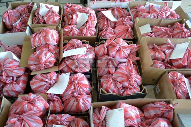 Доброволци раздават в Габрово 700 пакета с храна за Великден Доброволци раздават в Габрово 700 пакета с храна за Великден