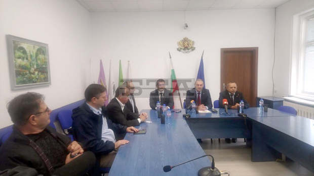 До края на годината ще бъде ремонтиран пътят към дружеството за производство на стъкло край Търговище До края на годината ще бъде ремонтиран пътят към дружеството за производство на стъкло край Търговище