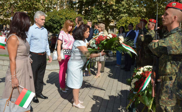 С духова музика и почетен военен карул бе отбелязан Денят на Съединенито в Хасково