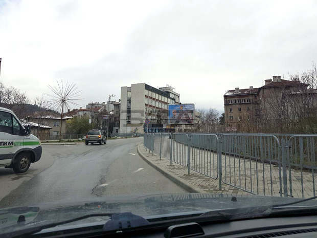 Билбордове с послания и с лика на генерал Мутафчийски монтират днес в Дупница Билбордове с послания и с лика на генерал Мутафчийски монтират днес в Дупница