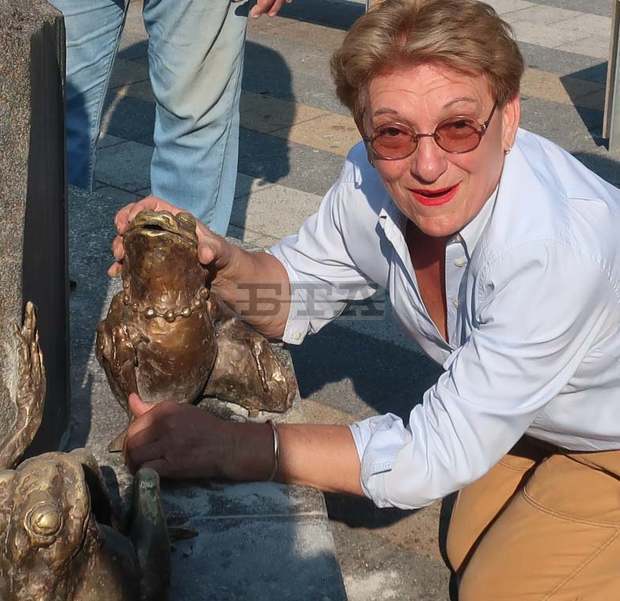 Скулпторката Убавка Тончев днес възстанови композицията "Жабките" до фонтаните в центъра на Плевен