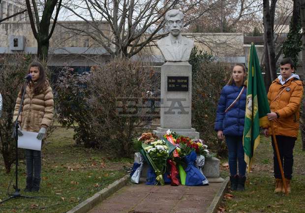 Бюст-паметник на Яворов получи като дарение едно от училищата в Благоевград