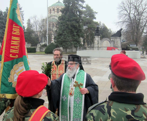 Плевенският митрополит Игнатий ще отслужи водосвет на бойните знамена в Плевен