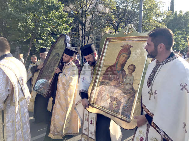 Миряни посрещнаха в Стара Загора две чудотворни икони на Божията майка Миряни посрещнаха в Стара Загора две чудотворни икони на Божията майка