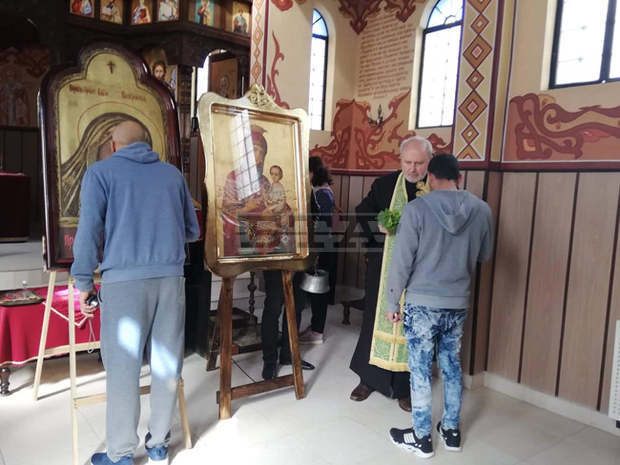 Чудотворни икони посрещнаха за първи път в Старозагорския затвор Чудотворни икони посрещнаха за първи път в Старозагорския затвор