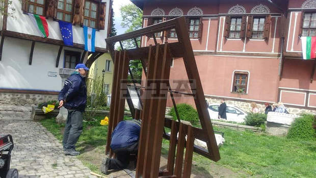 В Пловдив започва изграждането на инсталция на Балабановата къща от живи цветя В Пловдив започва изграждането на инсталция на Балабановата къща от живи цветя