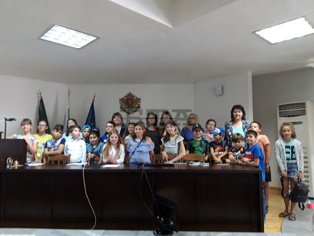 Деца от летния клуб по интереси "Театър и приключения" гостуваха в Общинския съвет на Силистра