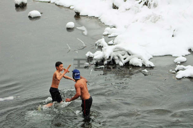 Тринадесетгодишният Йоан Николов извади кръста на Богоявление от водите на река Вит