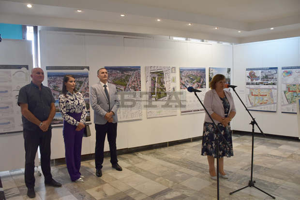 Фотоизложба "Градовете разказват" е открита в Ловеч