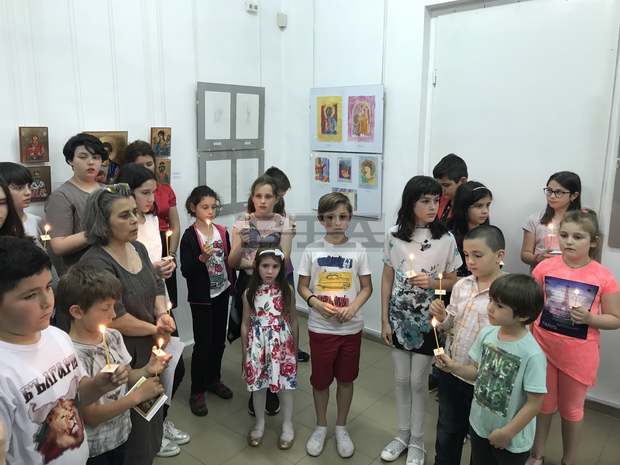 Млади майстори на икони ще дарят средства за възстановяване на стенописите в храма "Св. Троица" в Стара Загора Млади майстори на икони ще дарят средства за възстановяване на стенописите в храма "Св. Троица" в Стара Загора