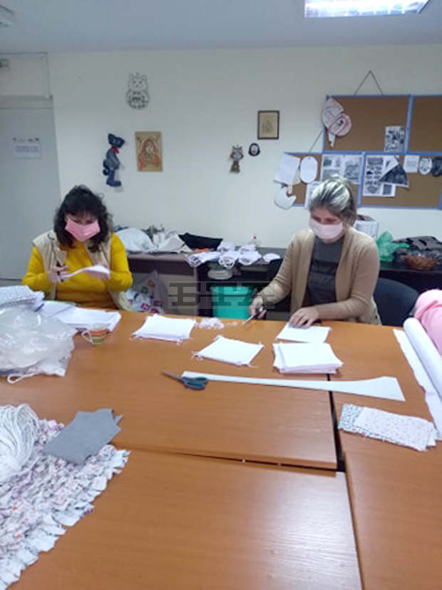 Потребителите и екипът на Защитено жилище в квартал "Бряг" изработва защитни маски Потребителите и екипът на Защитено жилище в квартал "Бряг" изработва защитни маски