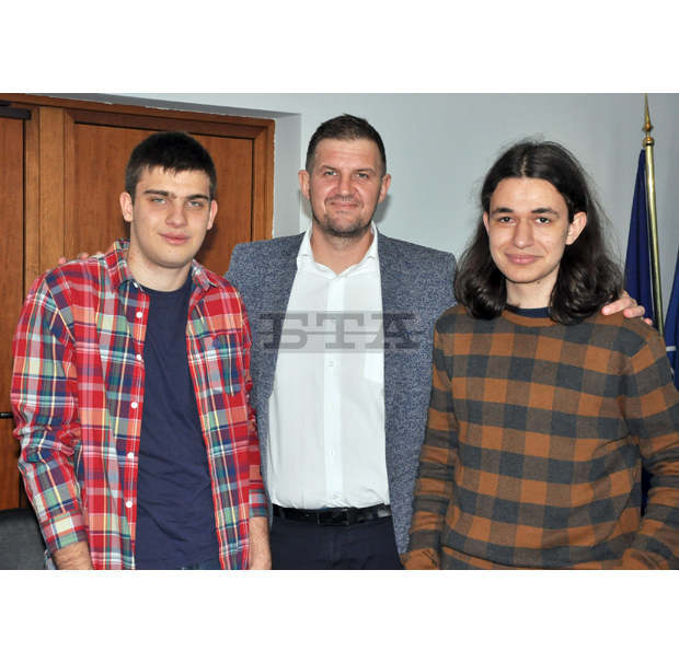 Ученици от Хасково завоюваха сребърен и бронзов медал от международна олимпиада в Казахстан
