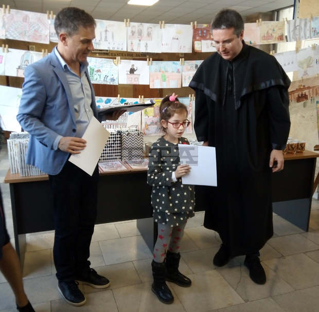 Районният съд в Кюстендил награди 104-ма ученика, участвали в конкурса за рисунка или текст "Съдът през моите очи"