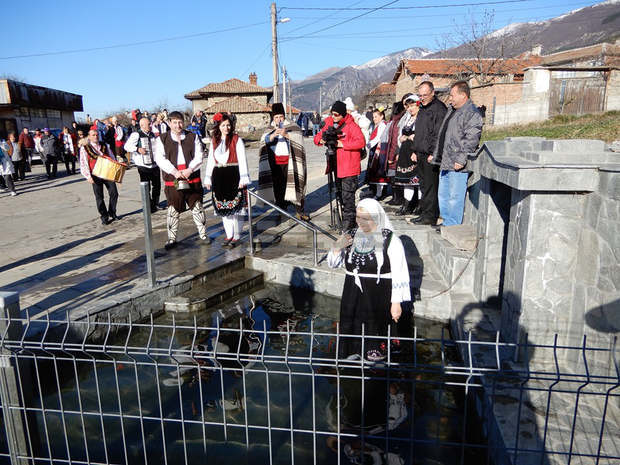 В Карлово бе изпълнен традиционният древен обичай къпане на булка