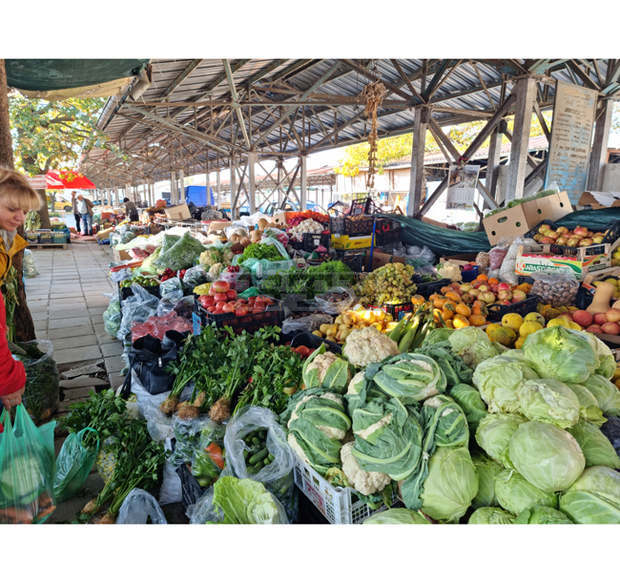 Слаб интерес към продуктите за зимнина отчитат производители и търговци на борсата край Кърналово