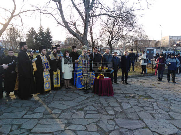 Председателят на Народното събрание Цвета Караянчева участва в Богоявленския ритуал в Кърджали