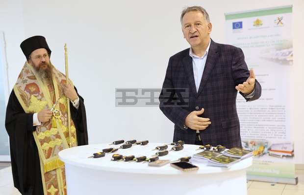 Министър Стойчо Кацаров ще предложи в проекта за държавен бюджет за следващата година повишаване на възнагражденията за работещите в системата на спешната помощ