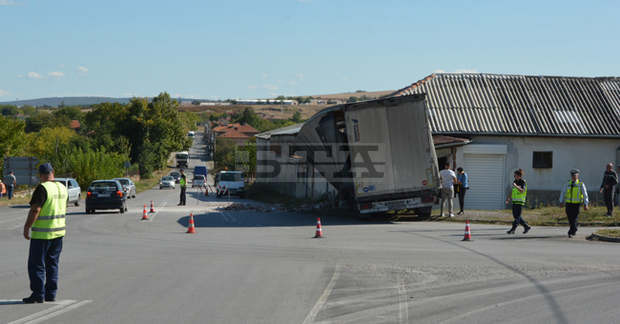 Шофьор на камион е пострадал при катастрофа в димитровградското село Горски извор