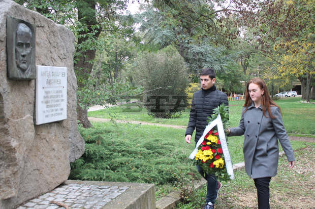 В Каварна отрупаха с цветя мемориалната плоча на основателя на градския парк В Каварна отрупаха с цветя мемориалната плоча на основателя на градския парк