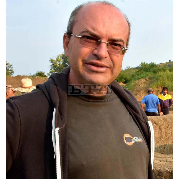 Впечатляващи четири коринтски капитела откриха археолози в римските императорски терми в Антична Рациария