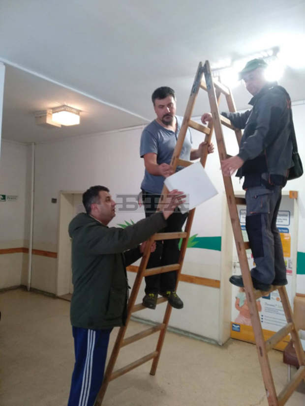 Общински съветници от Кюстендил дариха енергоспестяващо осветление на педиатричната част на общинската поликлиника Общински съветници от Кюстендил дариха енергоспестяващо осветление на педиатричната част на общинската поликлиника