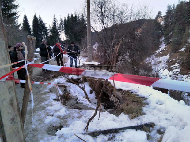 Започва укрепване на пътя към село Ситово