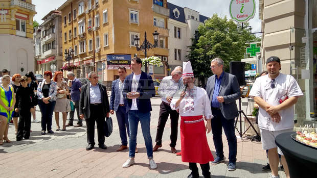 Кметът на Пловдив откри кулинарния фестивал "Вкусът на Пловдив" Кметът на Пловдив откри кулинарния фестивал "Вкусът на Пловдив"