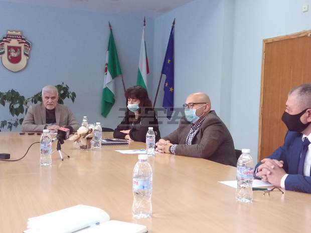 Екземпляр от лимитирано издание със стихове на Дамян Дамянов постъпи в Сливенската регионална библиотека