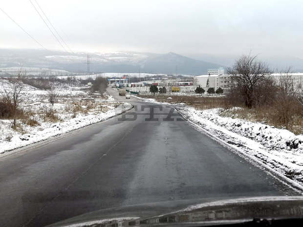 С добри темпове се изгражда пътят, свързващ стъкларските заводи край Търговище с републиканската мрежа