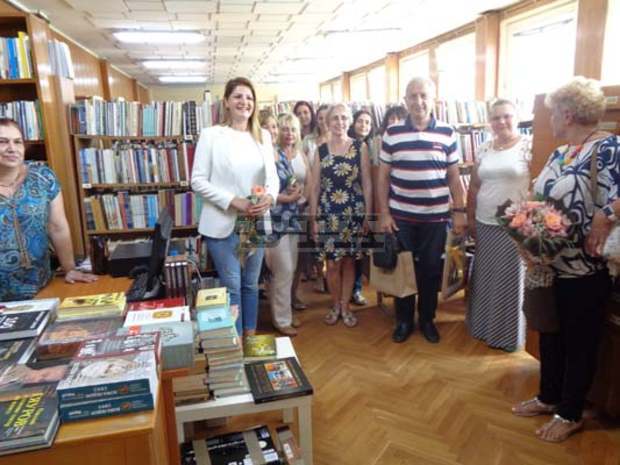 Проф. Огнян Герджиков дари на библиотеката в Кърджали 150 тома литература от личната си библиотека