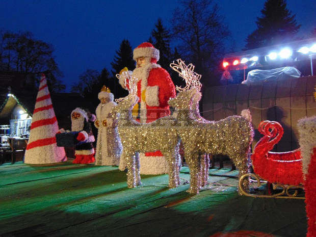 Поставят коледната украса в Шумен