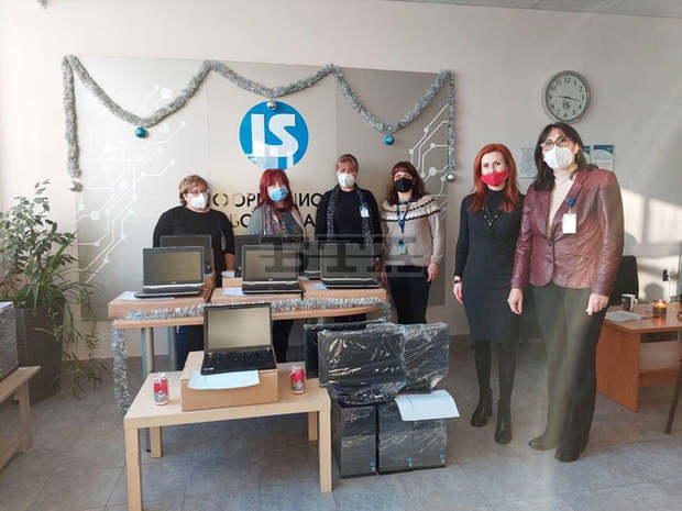 Деца в неровностойно положение в Перник получиха компютри